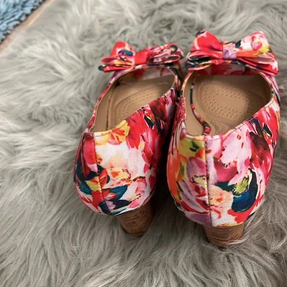 NWOT 9.5W Dexflex Comfort Red Floral Sandals - Picture 3 of 4